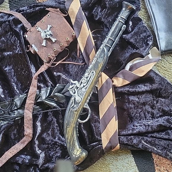 Pirate Costume - Picture 9 of 10